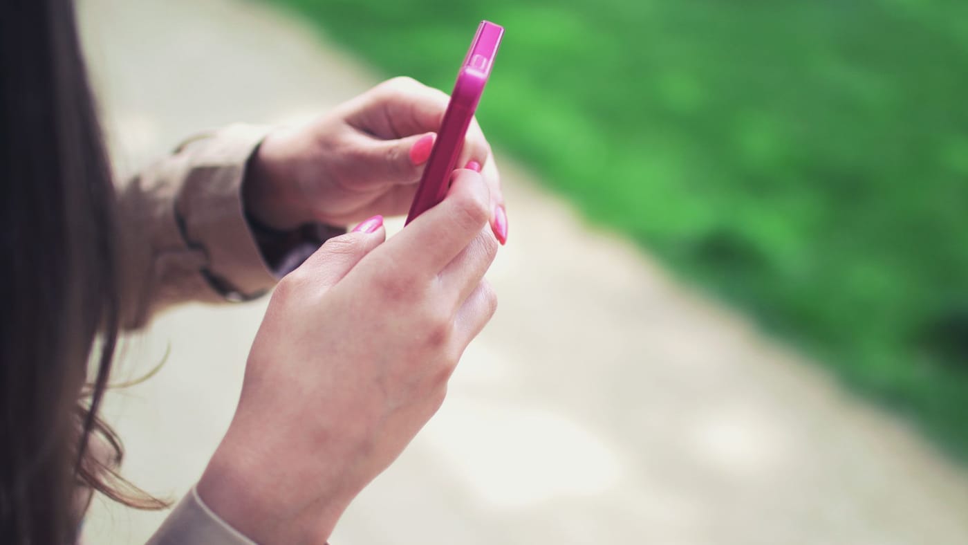 Dentista usando o smartphone no consultório