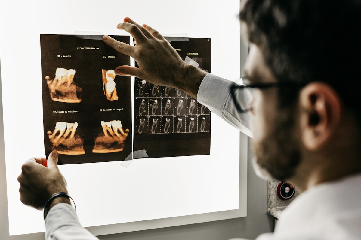 Dentista analisando documentação clínica e exames de imagem
